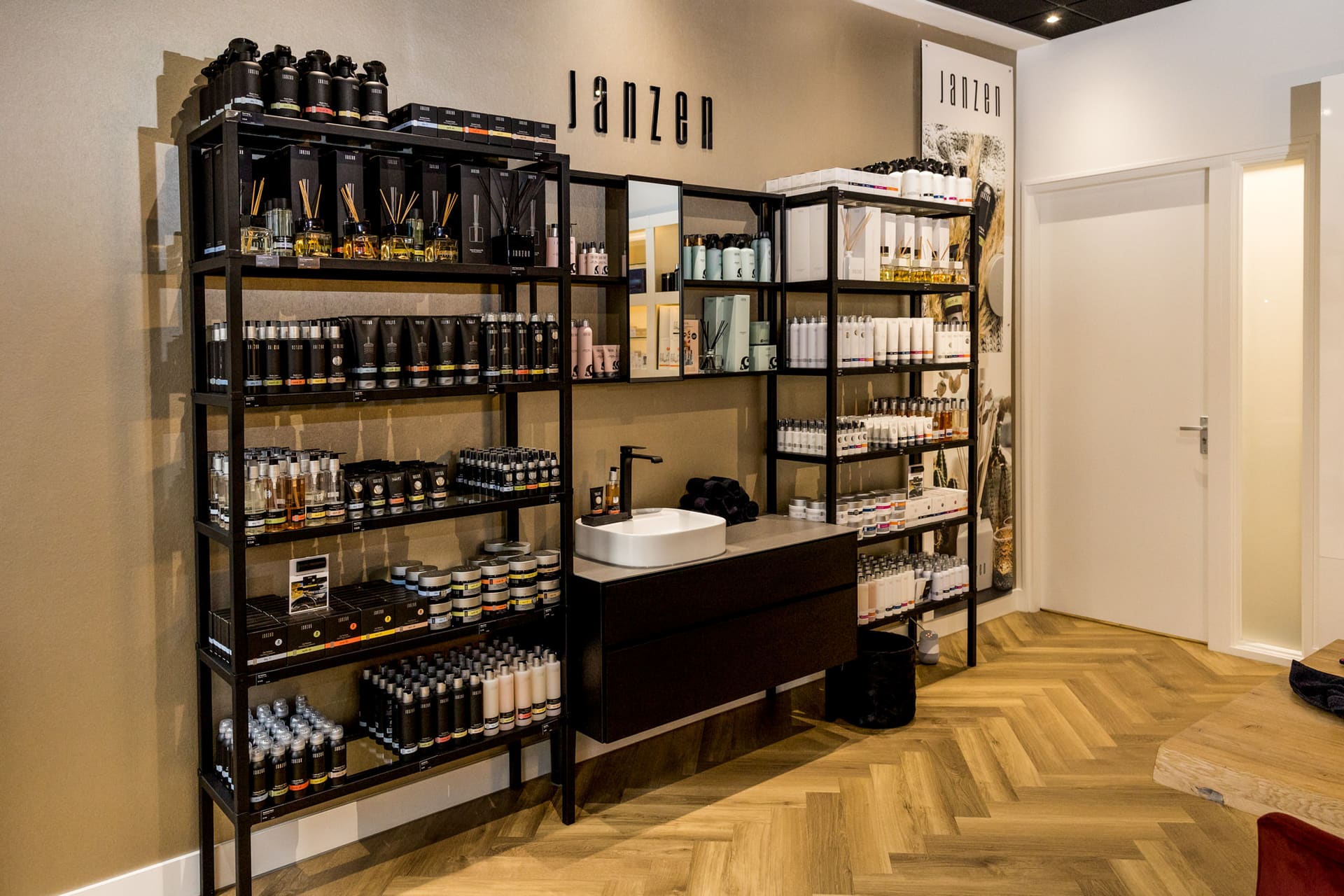 Het interieur van Beautycol met de schappen vol JANZEN producten