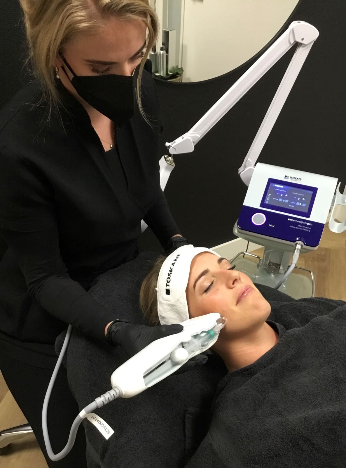 MesojectGun behandeling van het gelaat in de behandelkamer van Beautycol