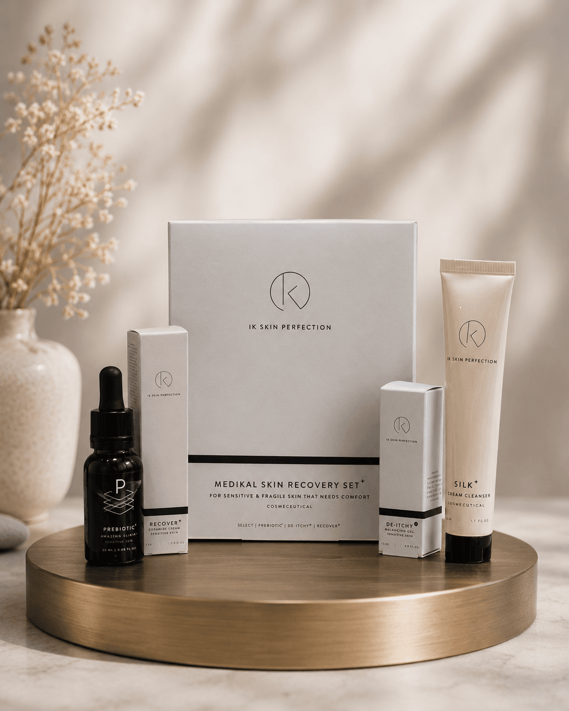 De MEDIKAL+ skin recovery set van IK Skin Perfection op een messing plateau