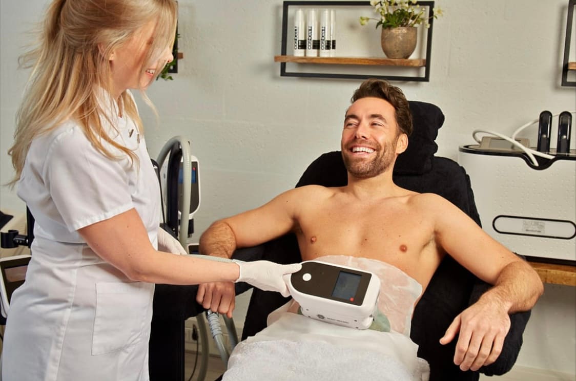 Cryolipolyse behandeling van de buikzone met de Body-Wizard Duo bij Beautycol